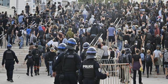 Παρέλυσε η Γαλλία από τις διαδηλώσεις με σύνθημα “Μπλοκάρουμε τα πάντα”