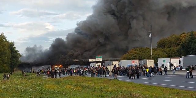 Οι Γάλλοι “μπλοκάρουν τα πάντα”: Δεκάδες συλλήψεις και αποκλεισμοί δρόμων