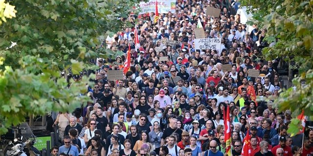 Στους δρόμους οι Γάλλοι: Μαζικές απεργιές για τις περικοπές του προϋπολογισμού