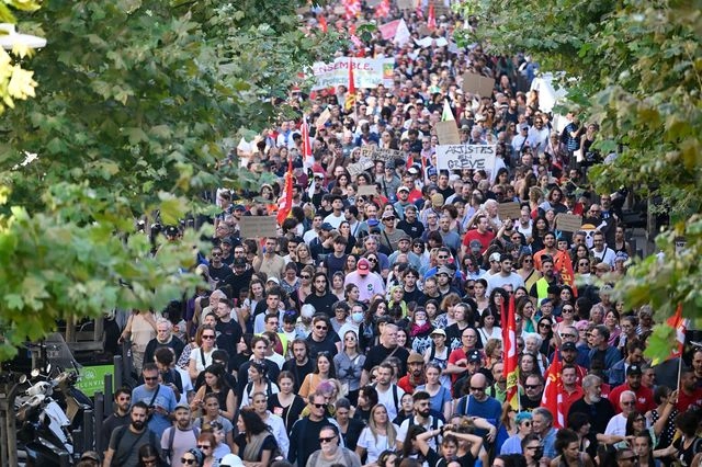 Στους δρόμους οι Γάλλοι: Μαζικές απεργιές για τις περικοπές του προϋπολογισμού