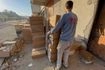 Εργαζόμενοι ανθρωπιστικών οργανώσεων να συσκευάζουν αρχαιολογικά αντικείμενα από ένα κτίριο που πρόκειται να κατεδαφιστεί σε ισραηλινή αεροπορική επίθεση, στην Πόλη της Γάζας