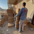Εργαζόμενοι ανθρωπιστικών οργανώσεων να συσκευάζουν αρχαιολογικά αντικείμενα από ένα κτίριο που πρόκειται να κατεδαφιστεί σε ισραηλινή αεροπορική επίθεση, στην Πόλη της Γάζας