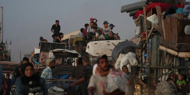 Εκτοπισμένοι Παλαιστίνιοι εγκαταλείπουν την πόλη της Γάζας