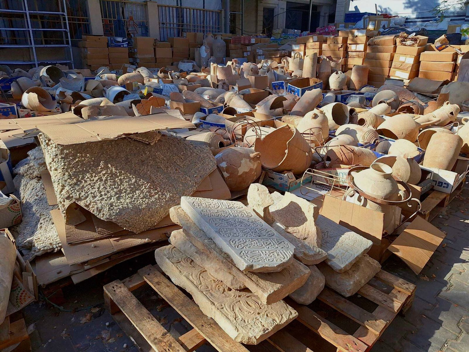 Αυτή η φωτογραφία που παρέχεται από την Première Urgence Internationale δείχνει τα αρχαιολογικά αντικείμενα αφού μεταφέρθηκαν σε αδιευκρίνιστη ασφαλέστερη τοποθεσία