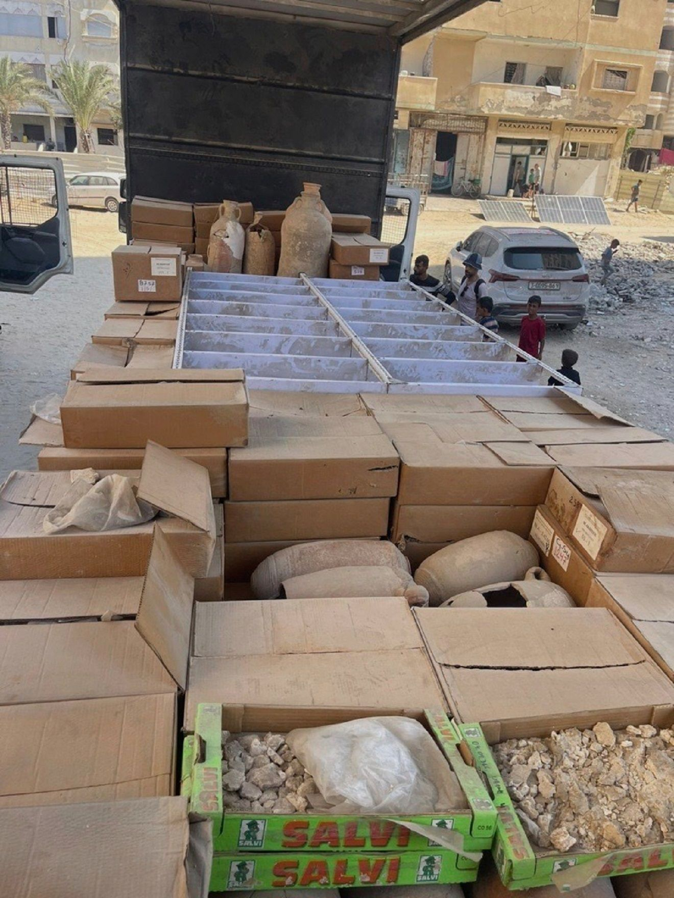 Εργαζόμενοι ανθρωπιστικών οργανώσεων να συσκευάζουν αρχαιολογικά αντικείμενα από ένα κτίριο που πρόκειται να κατεδαφιστεί σε ισραηλινή αεροπορική επίθεση, στην Πόλη της Γάζας