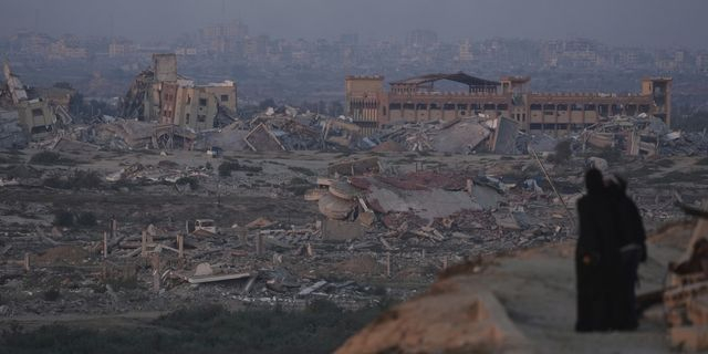 Παλαιστίνιες κοιτούν τα ερείπια που αφήνουν πίσω οι ισραηλινοί βομβαρδισμοί στη Γάζα