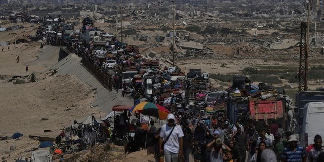 Εκτοπισμένοι Παλαιστίνιοι φεύγουν από την Πόλη της Γάζας