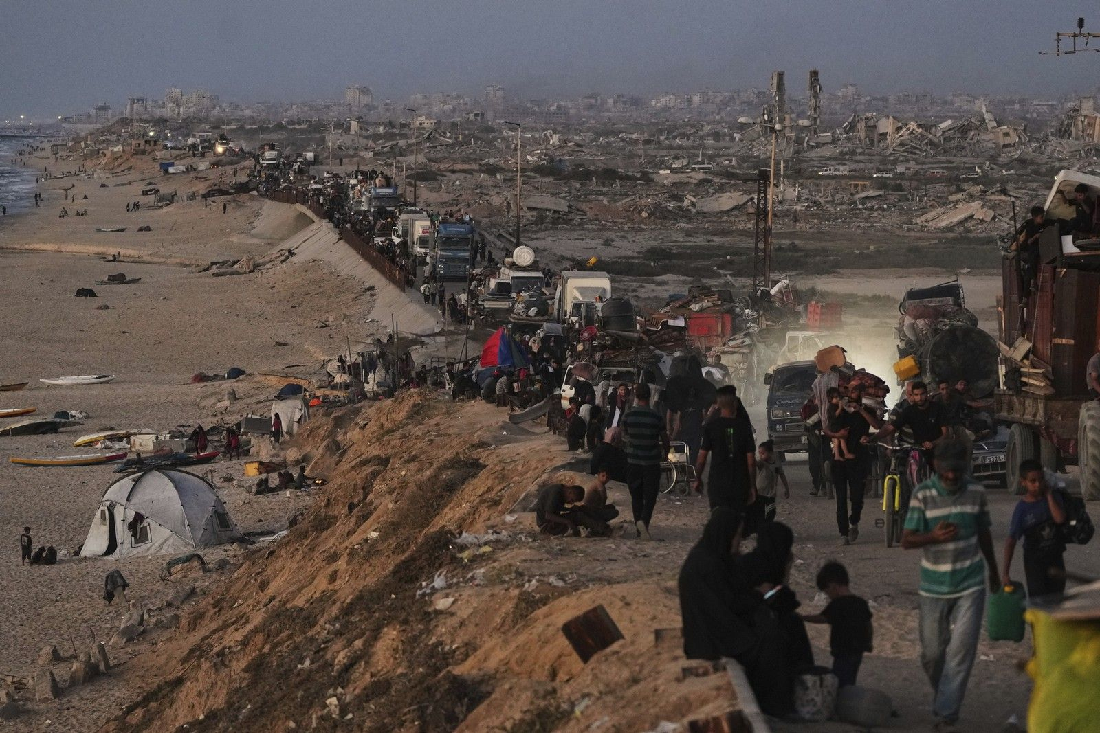 Παλαιστίνιοι εγκαταλείπουν τη Γάζα