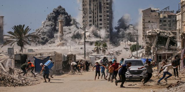 Παλαιστίνιοι τρέχουν να σωθούν από τους ισραηλινούς βομβαρδισμούς