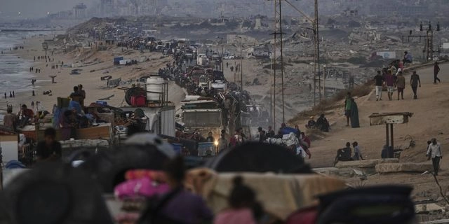 Παλαιστίνιοι προσπαθούν να ξεφύγουν από τους βομβαρδισμούς στη Γάζα