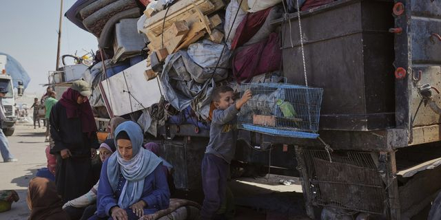 Παλαιστίνιοι απομακρύνονται από την πόλη της Γάζας