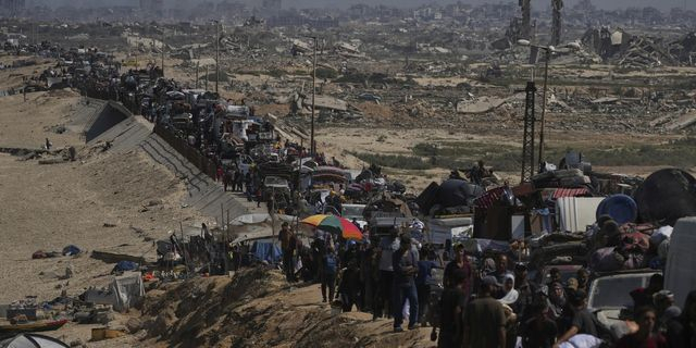 Καραβάνια εκτοπισμένων εγκαταλείπουν τη Γάζα – Η δραματική έξοδος προς τον νότο