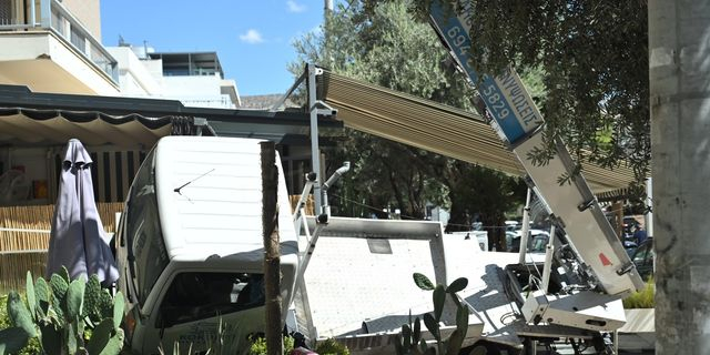 Γλυφάδα: Γερανός ανετράπη και έπεσε σε καφετέρια