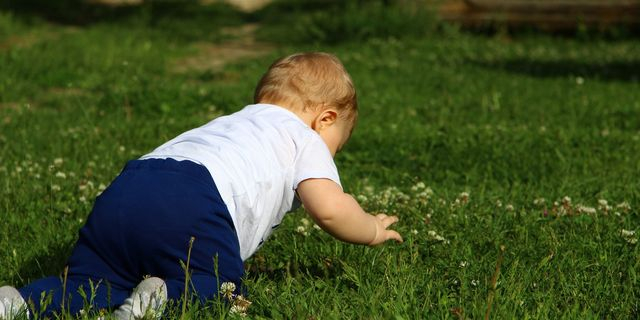 Βρέφος και παιδί κυκλοφορούσαν μόνα τους σε δρόμο της Θεσσαλονίκης