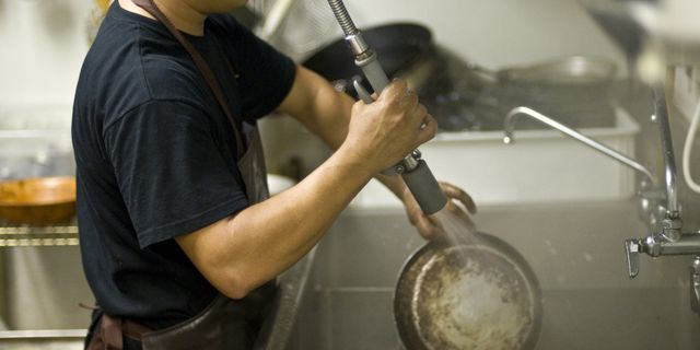 εργαζόμενος σε καταστημα εστιασης