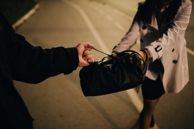 “Τσαντάκιας” γρονθοκόπησε και λήστεψε κοπέλα στον Κορυδαλλό