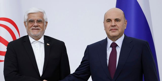 Ο Ρώσος πρωθυπουργός, Μιχαήλ Μισούντιν, με τον πρώτο αντιπρόεδρο του Ιράν, Μοχάμαντ Ρεζά Αρέφ