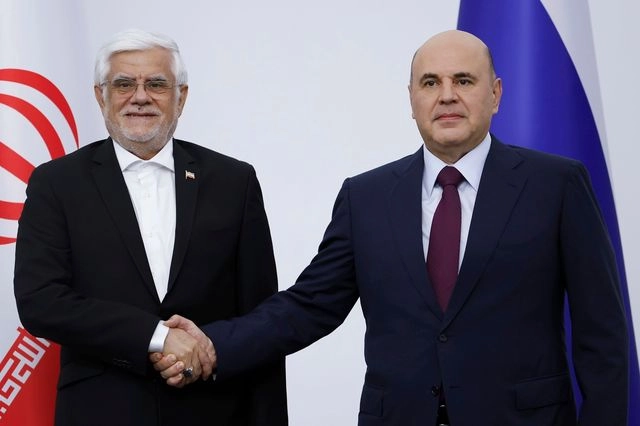Ο Ρώσος πρωθυπουργός, Μιχαήλ Μισούντιν, με τον πρώτο αντιπρόεδρο του Ιράν, Μοχάμαντ Ρεζά Αρέφ