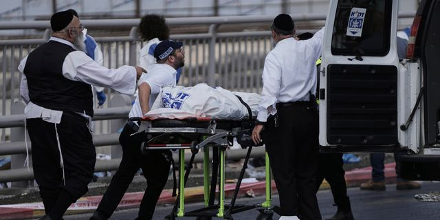 Διασώστες στο σημείο της ένοπλης επίθεσης στην Ιερουσαλήμ