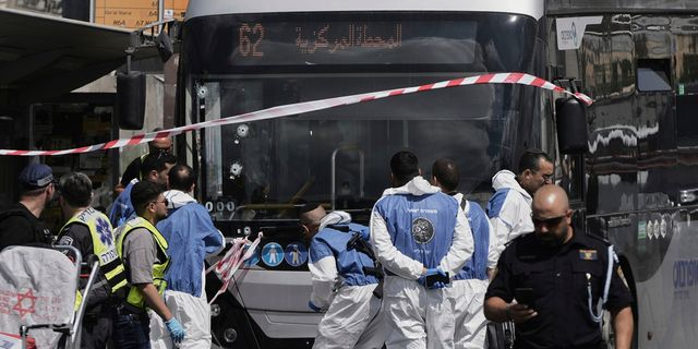 Διασώστες στο σημείο της ένοπλης επίθεσης στην Ιερουσαλήμ