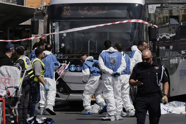Διασώστες στο σημείο της ένοπλης επίθεσης στην Ιερουσαλήμ