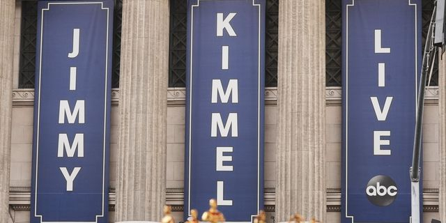 Τζίμι Κίμελ: Μυστήριο με τον πρώτο καλεσμένο μετά την επιστροφή του