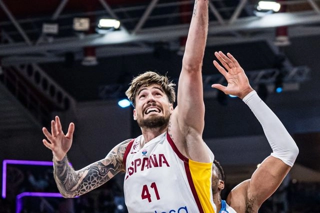 EuroBasket 2025: Το mind game του Καλαϊτζάκη στον Χουάντσο πριν χάσει και τις τρεις βολές του