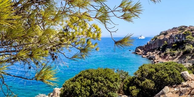 Καιρός: Μικρή πτώση της θερμοκρασίας – Επιμένουν οι δυνατοί άνεμοι