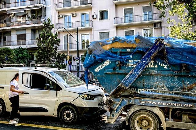 Καραμπόλα 8 οχημάτων στη Λεωφόρο Αλεξάνδρας – Μποτιλιάρισμα στο σημείο