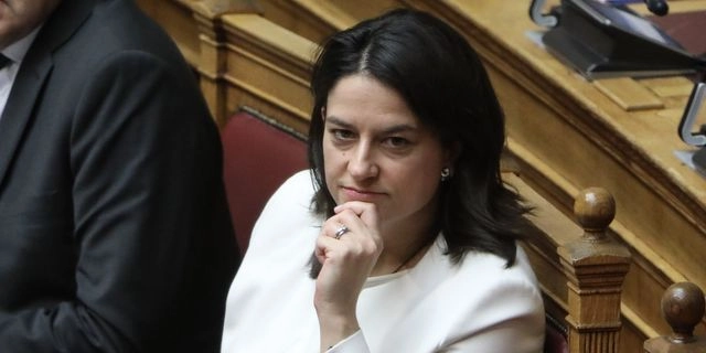 Βουλή: Αντιπολιτευτικό “τείχος” στο 13ωρο – Θα επιμείνουμε μέχρι τέλους λέει η Κεραμέως