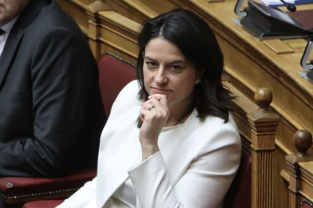 Κεραμέως: Με καταθέσεις πάνω από 1,3 εκατ. ευρώ η υπουργός του… 13ωρου