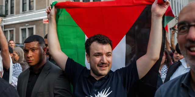 Μαχμούντ Χαλίλ: Δικαστής διέταξε την απέλαση του Παλαιστίνιου ακτιβιστή