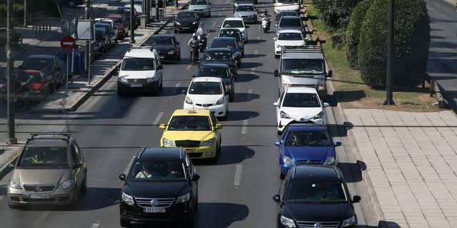 Κυκλοφοριακό χάος στην Κηφισίας – Έπεσαν υλικά από φορτηγό