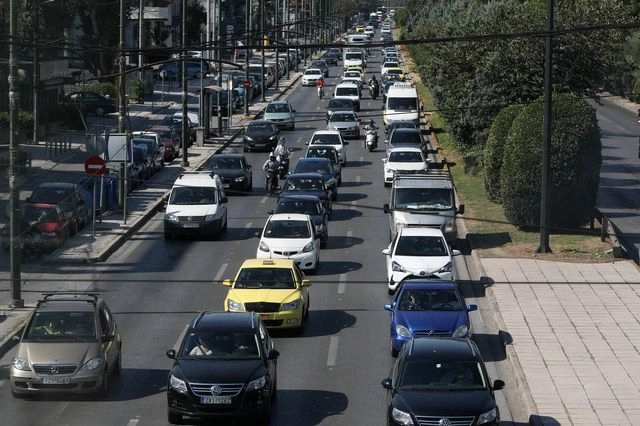 Κυκλοφοριακό χάος στην Κηφισίας – Έπεσαν υλικά από φορτηγό