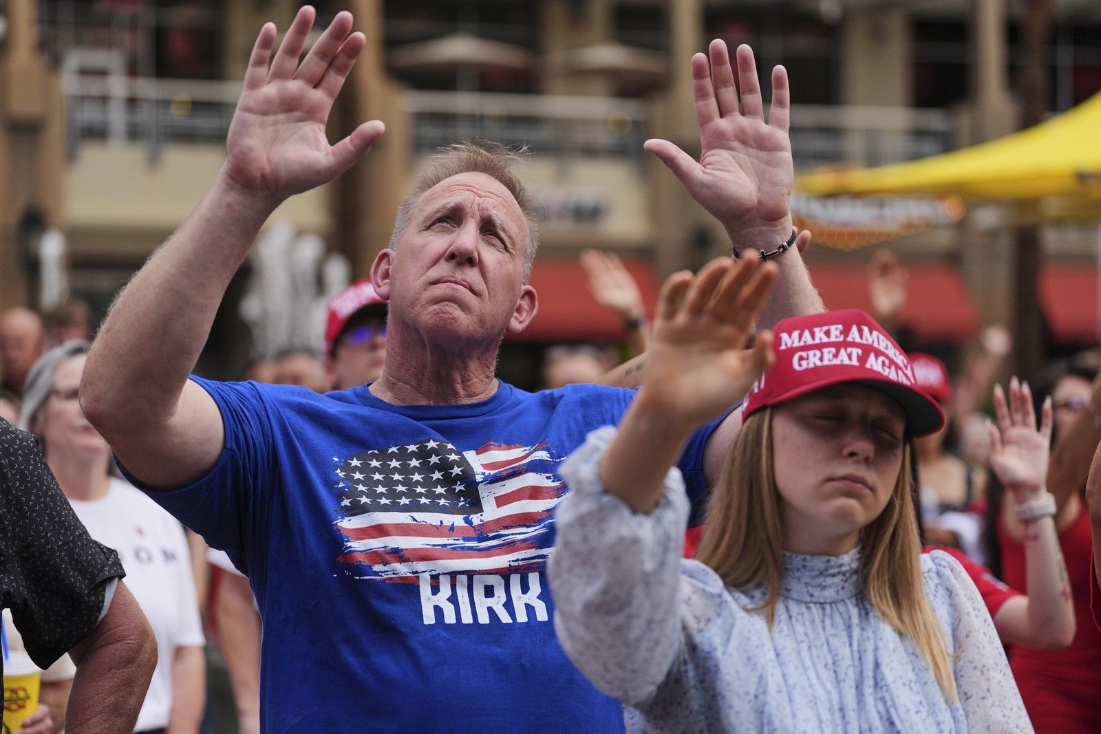Κόσμος στην κηδεία του Τσάρλι Κερκ