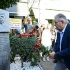 Ο Δημήτρης Κουτσούμπας στο μνημείο του Παύλου Φύσσα