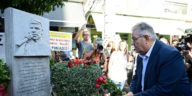 Ο Δημήτρης Κουτσούμπας στο μνημείο του Παύλου Φύσσα
