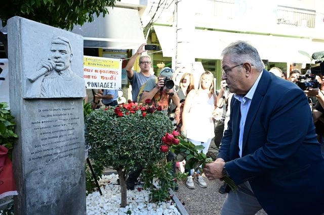 Ο Δημήτρης Κουτσούμπας στο μνημείο του Παύλου Φύσσα