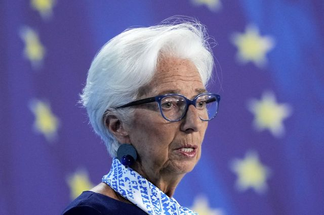 Η Λαγκάρντ δεν “βλέπει” ακόμη παρέμβαση ΔΝΤ στη Γαλλία – “Κίνδυνος” η ανάμιξη του Τραμπ στη FED