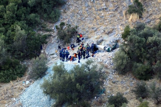 Λάρισα: Συνεχίζεται η επιχείρηση απεγκλωβισμού 53χρονου από σπηλιά – Του χορήγησαν οξυγόνο