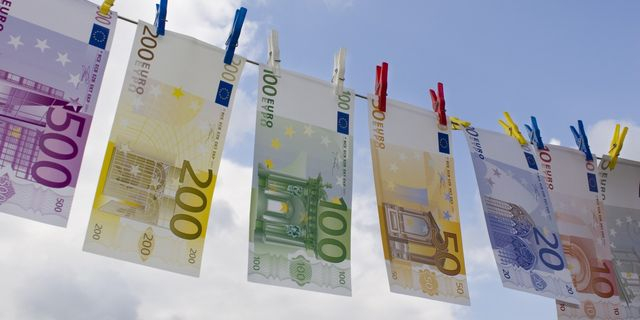 Διευθυντές υπουργείων ξέπλεναν χρήματα μέσω στοιχήματος