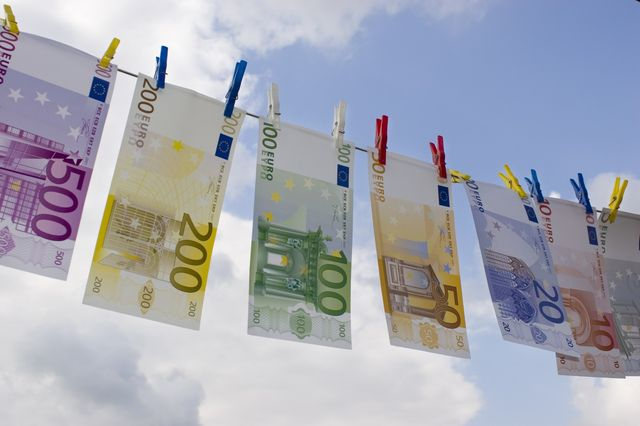 Διευθυντές υπουργείων ξέπλεναν χρήματα μέσω στοιχήματος