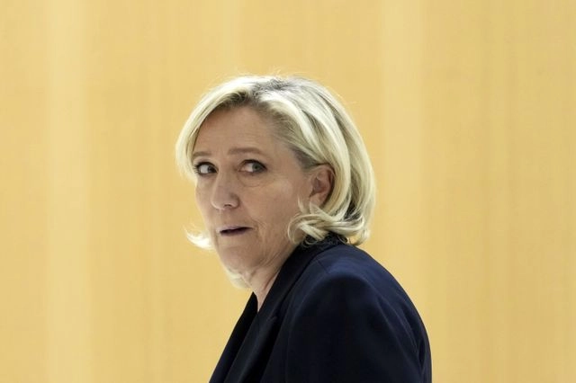 Politico: Η Λεπέν ψάχνει “παραθυράκι” στην πολιτική κρίση της Γαλλίας