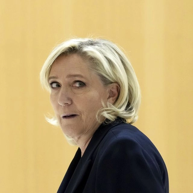 Politico: Η Λεπέν ψάχνει “παραθυράκι” στην πολιτική κρίση της Γαλλίας