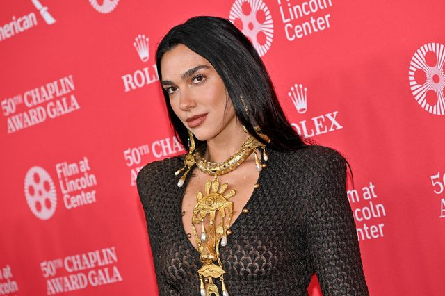 Η Dua Lipa ποζάρει γυμνή στην μπανιέρα της