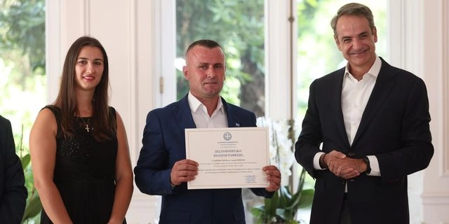 Γκόγκα Λεντιάν: Απονεμήθηκε η ελληνική ιθαγένεια στον ήρωα που βούτηξε στον Άραχθο