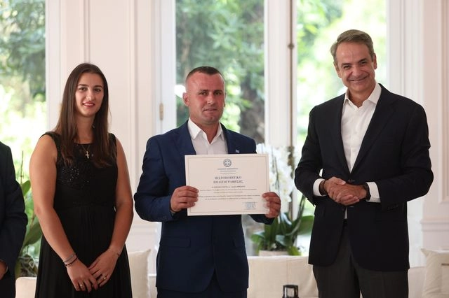 Γκόγκα Λεντιάν: Απονεμήθηκε η ελληνική ιθαγένεια στον ήρωα που βούτηξε στον Άραχθο