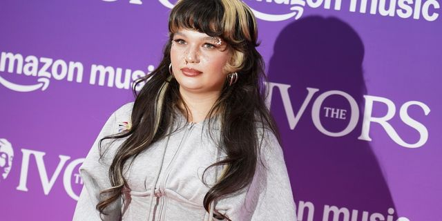 Όσα είπε η Lola Young  για την κατάρρευσή της επί σκηνής σε μουσικό φεστιβάλ