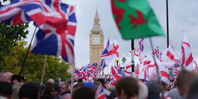 “Unite the Kingdom”: Χιλιάδες διαδηλωτές στο Λονδίνο ανταποκρίθηκαν στο κάλεσμα ακροδεξιού Τόμι Ρόμπινσον
