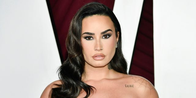 Ντέμι Λοβάτο: Χορεύει με διχτυωτό καλσόν και εσώρουχα για το νέο της τραγούδι